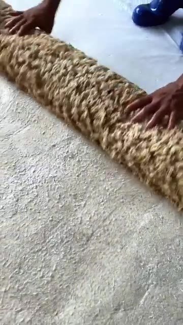 Tapete de fibra natural limpo, sendo enrolado após o enxágue